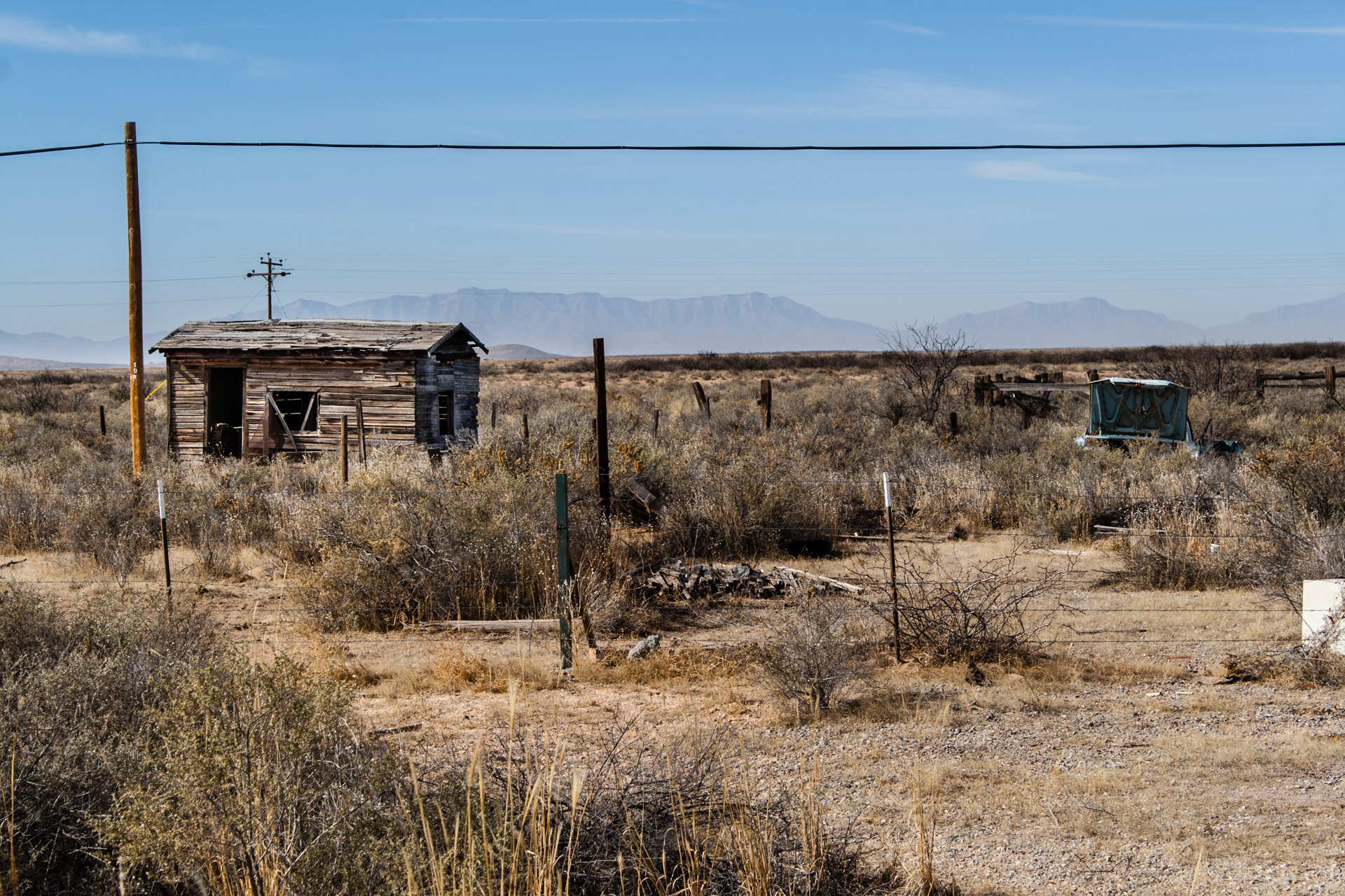 Alamagardo, New Mexico - A Pink Desert House (car far)