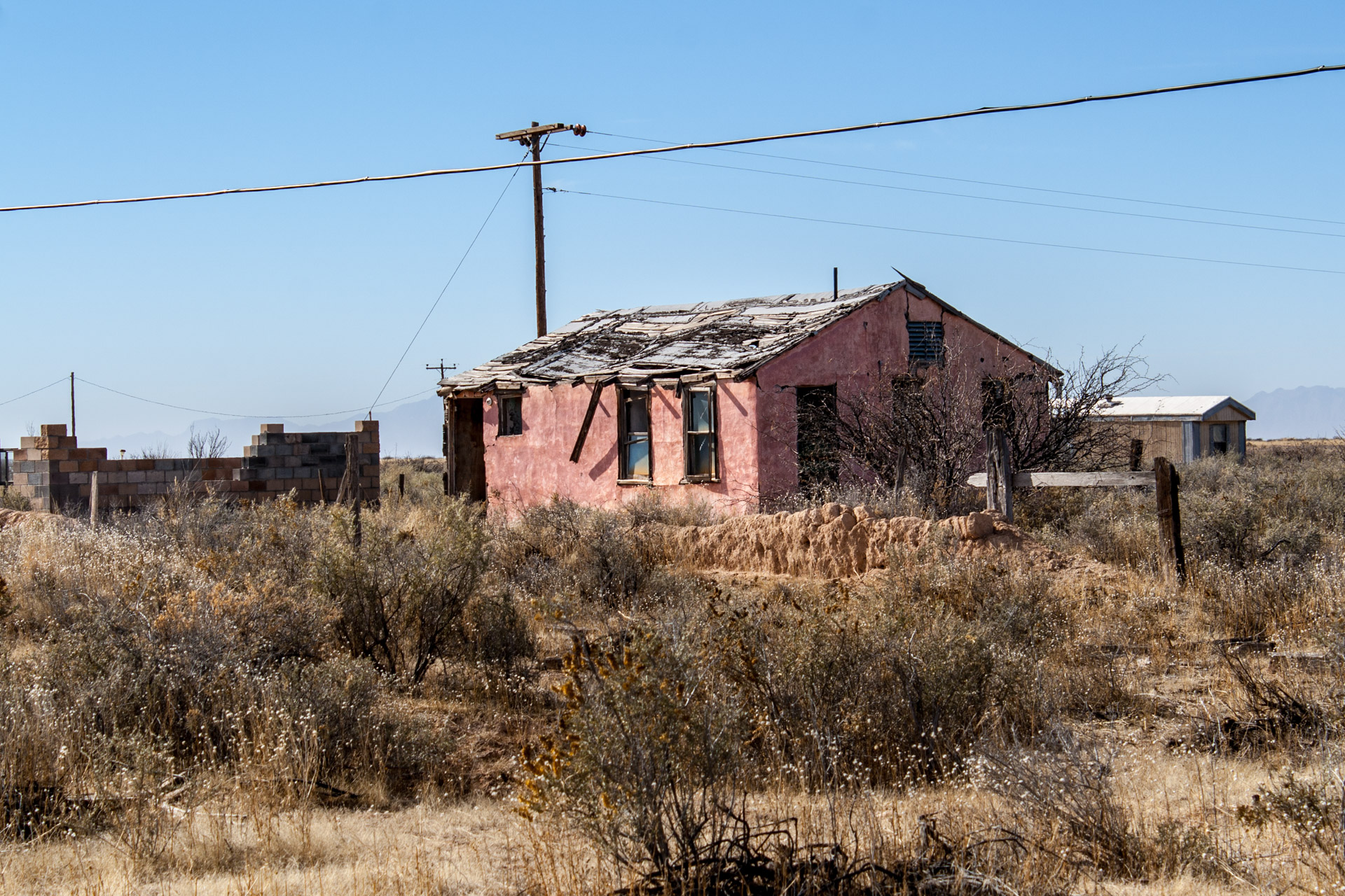 Alamagardo, New Mexico - A Pink Desert House (side mid)
