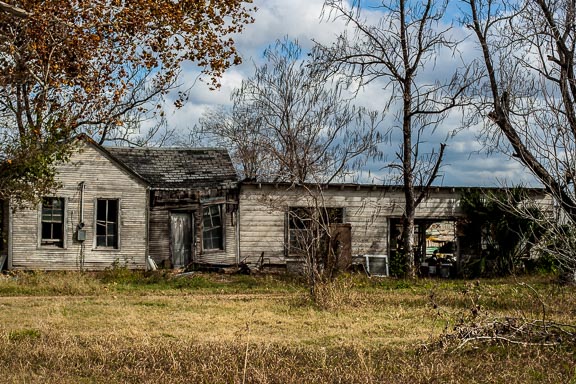 Smithville, Texas - The Sagging Middle House
