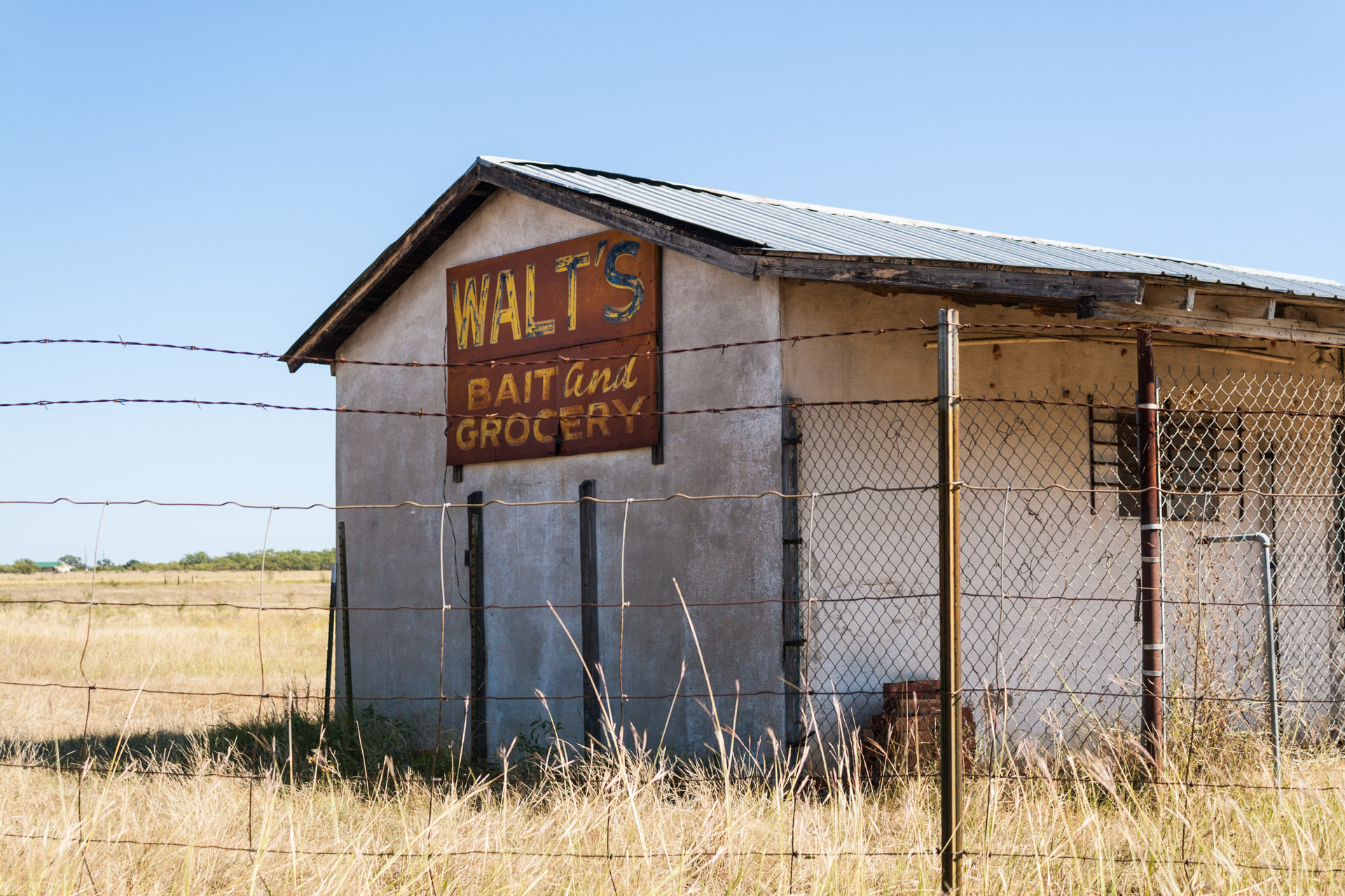 Coleman, Texas - Walt's Bait and Grocery (angle close)