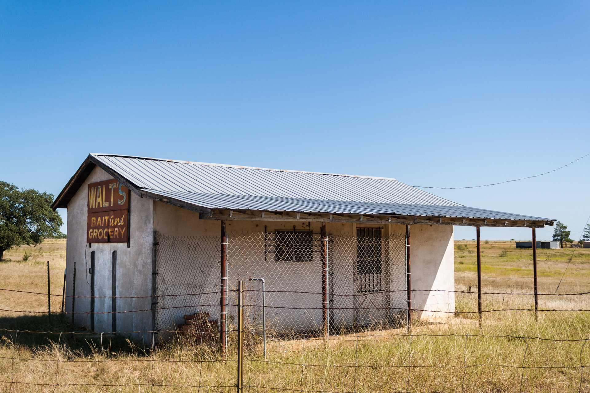 Coleman, Texas - Walt's Bait and Grocery (side far)