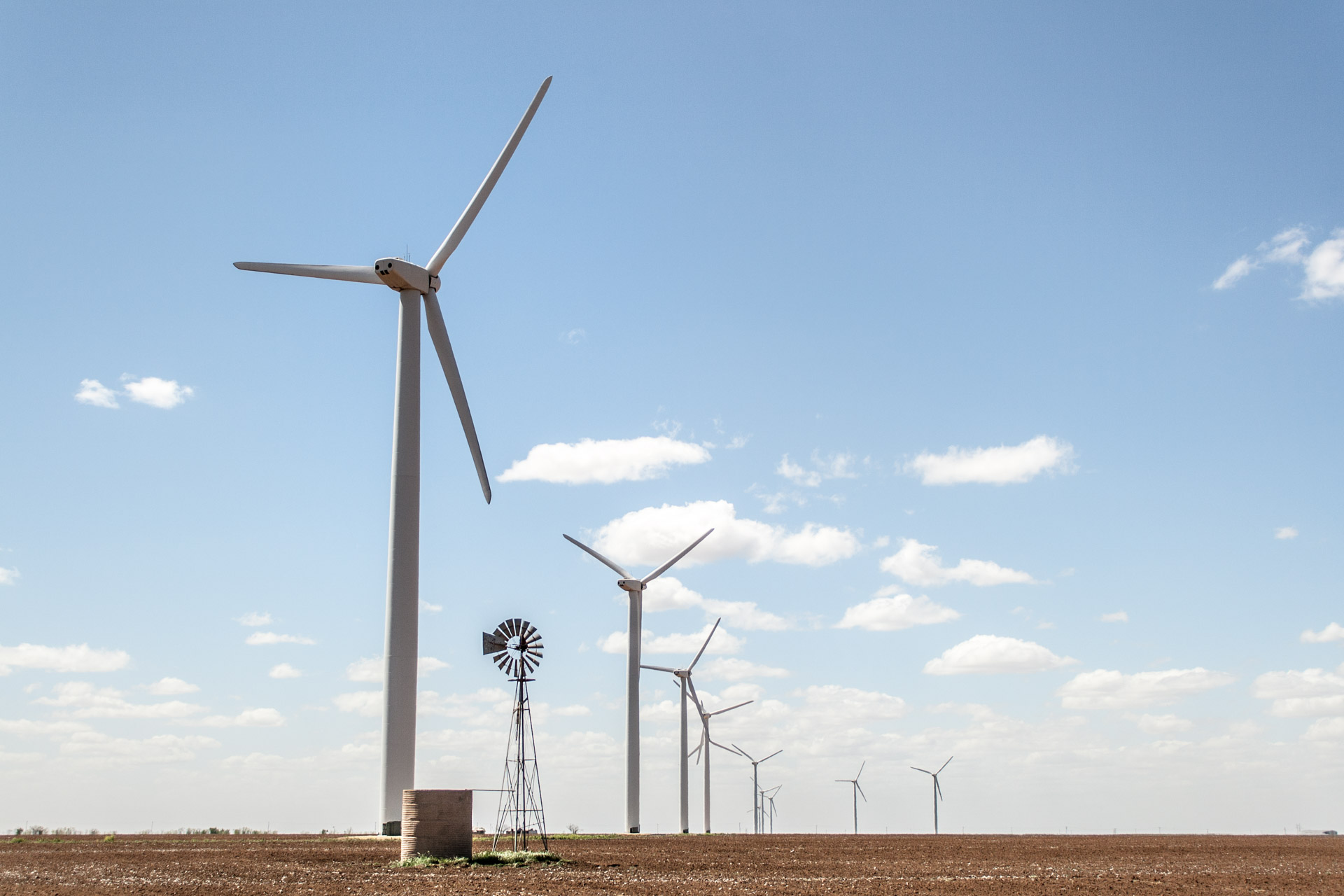 Wind Mill vs Wind Turbine (front)