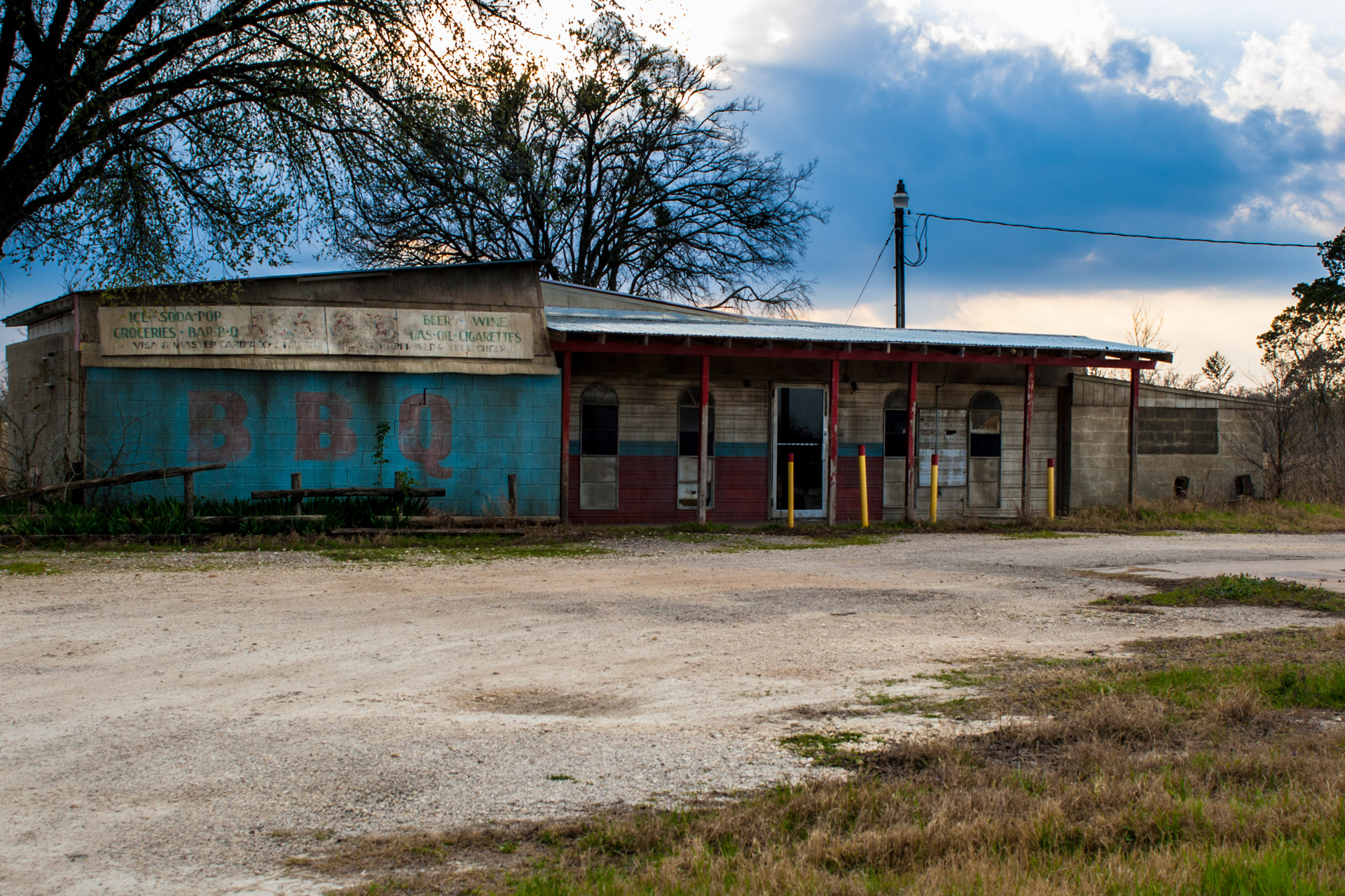 Elgin, Texas - BBQ And Gas Station (angle far)