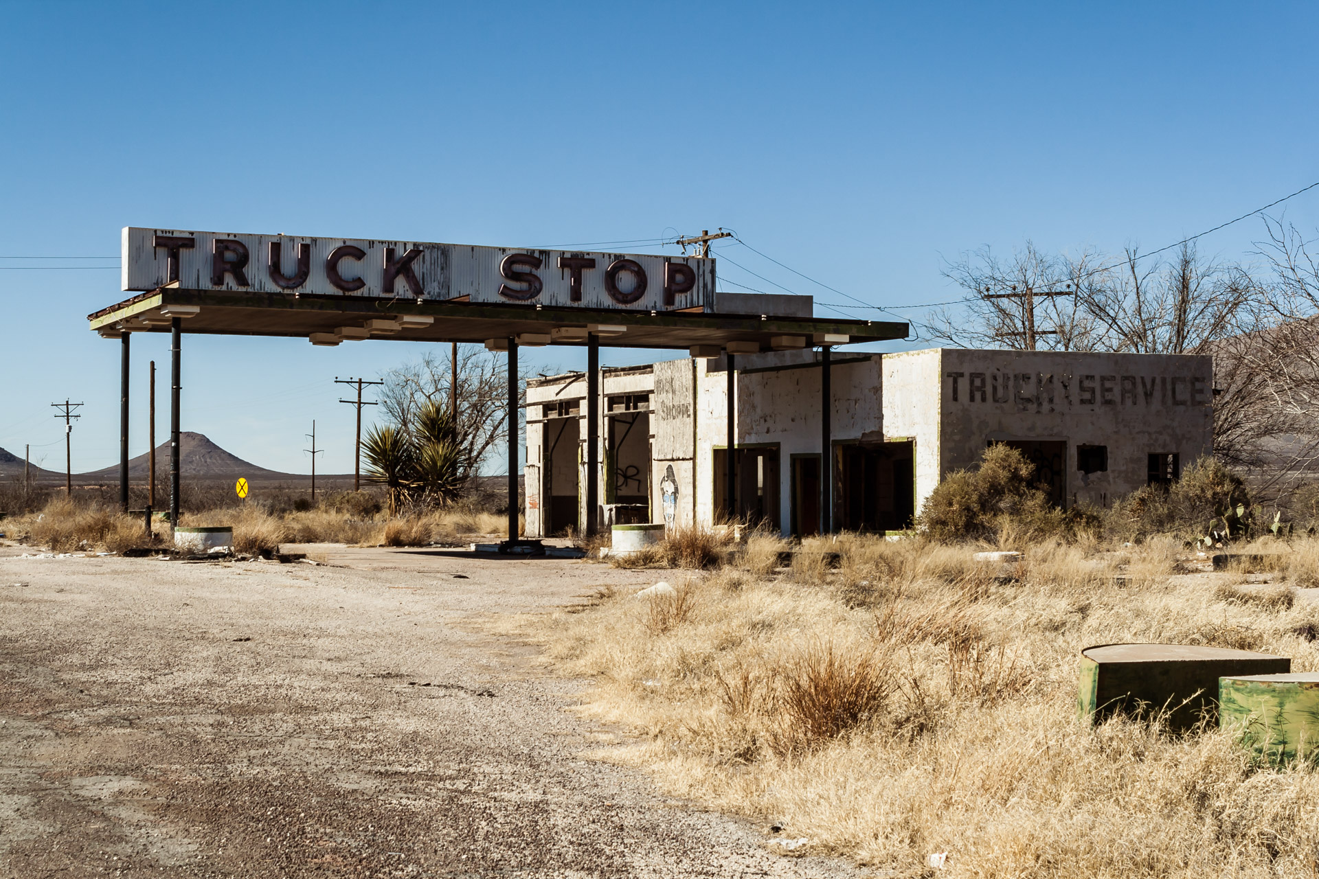 Desert Truck Stop + Friday Link Love