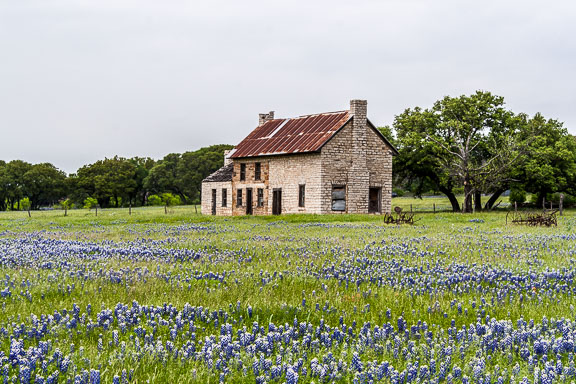 Farmhouse In A Field Of Bluebonnets + Friday Link Love